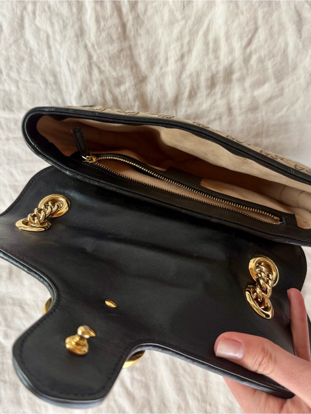 Gucci Beige GG Supreme Monogram Shoulder Bag with Black Trim - Picture 4 of 7